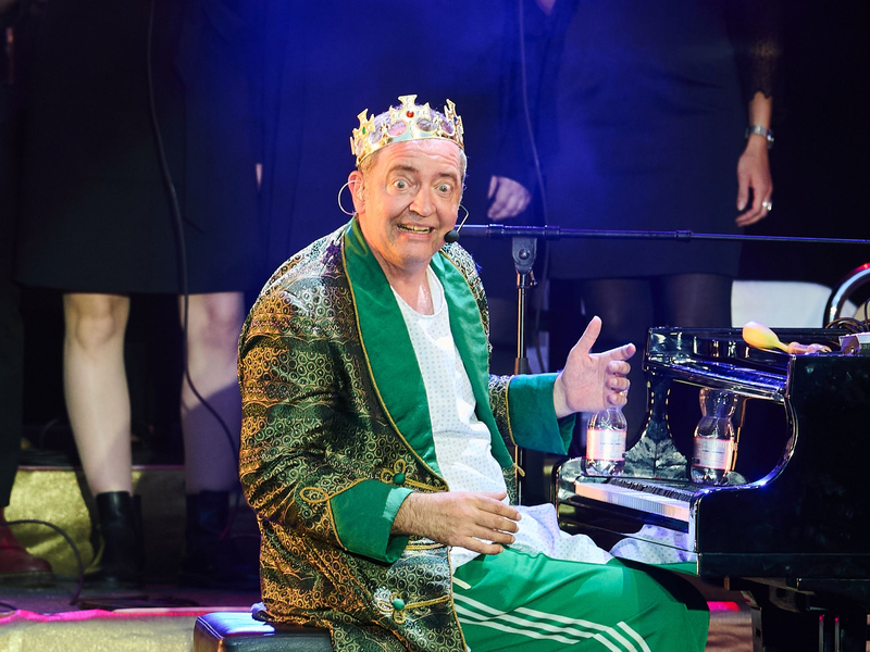 Rainald Grebe singt beim Konzert „Halleluja Berlin – Das Konzertspektakel“ in der Waldbühne. - Foto: Annette Riedl/dpa