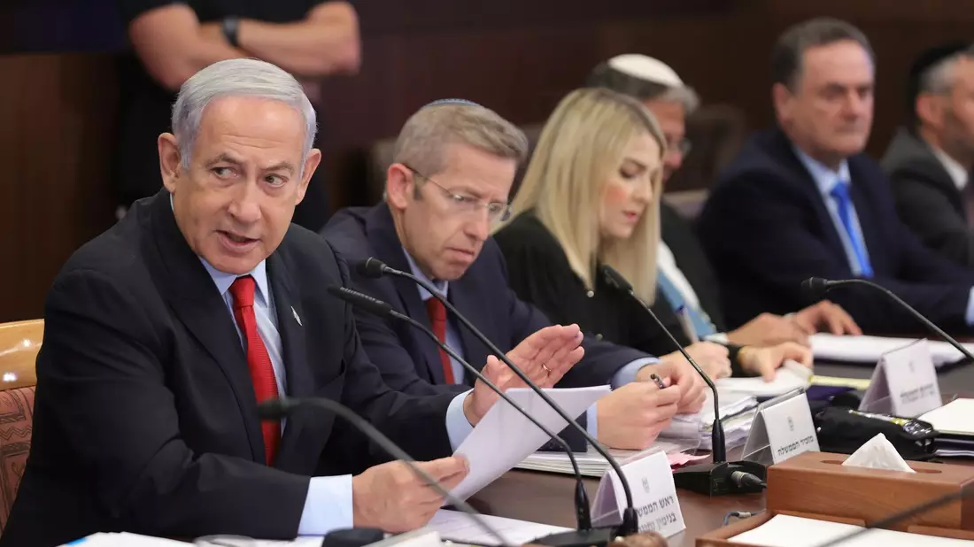 Israels Premier Benjamin Netanjahu während einer Kabinettssitzung. - Bild: Abir Sultan/EPA/AP/dpa