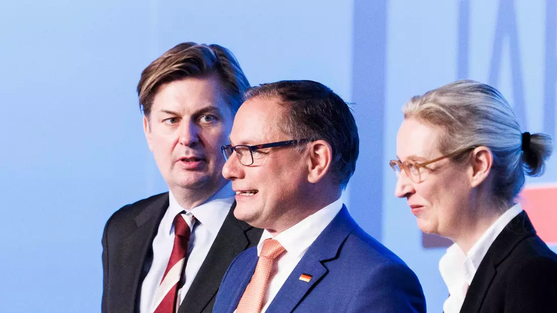 Der Europawahl-Spitzenkandidat Maximilian Krah (l.) auf der Bühne mit den AfD-Bundesvorsitzenden Tino Chrupalla und Alice Weidel. - Bild: Carsten Koall/dpa