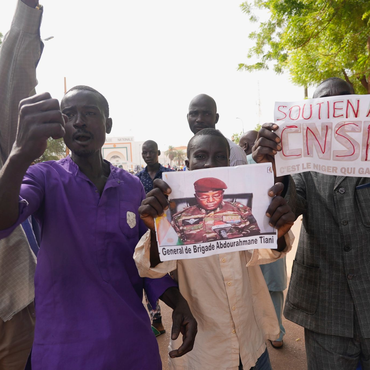 Menschen mit Plakaten des Putschisten General Omar Tchiani  
in Niamey. - Foto: Sam Mednick/AP/dpa