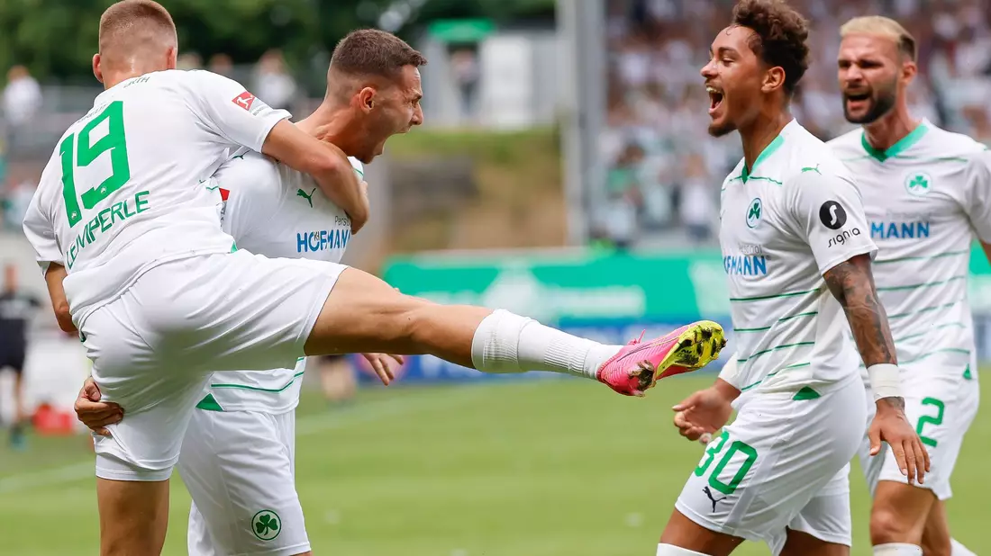 Die SpVgg Greuther Fürth startete mit einem souveränen Heimsieg gegen Paderborn in die neue Saison. - Bild: Daniel Löb/dpa