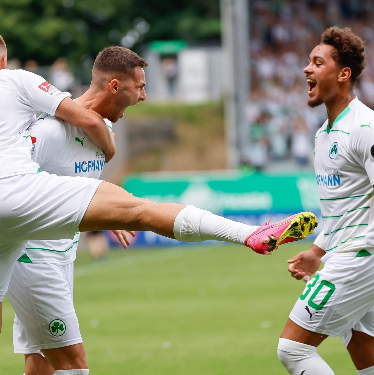 Die SpVgg Greuther Fürth startete mit einem souveränen Heimsieg gegen Paderborn in die neue Saison. - Foto: Daniel Löb/dpa