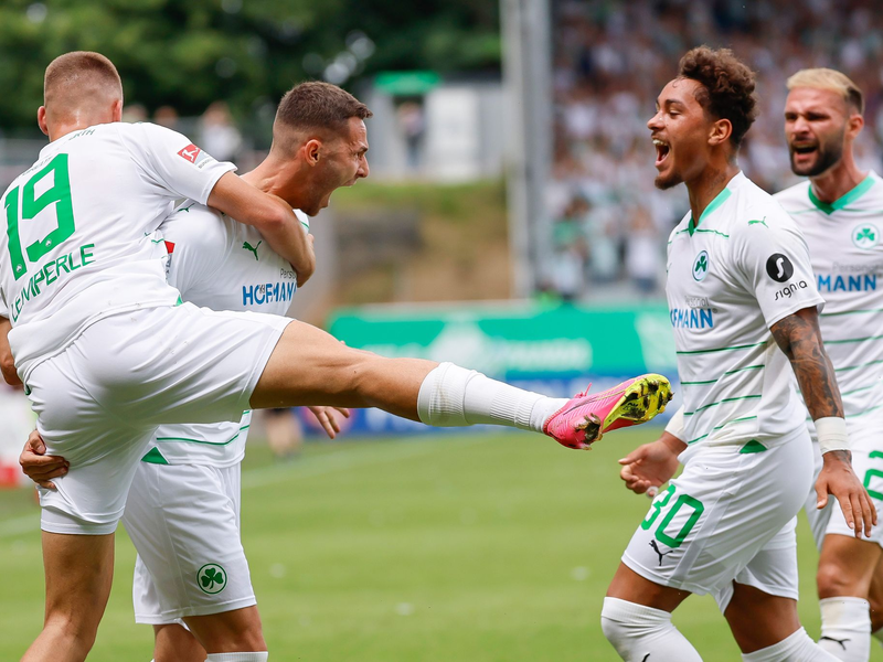 Die SpVgg Greuther Fürth startete mit einem souveränen Heimsieg gegen Paderborn in die neue Saison. - Foto: Daniel Löb/dpa