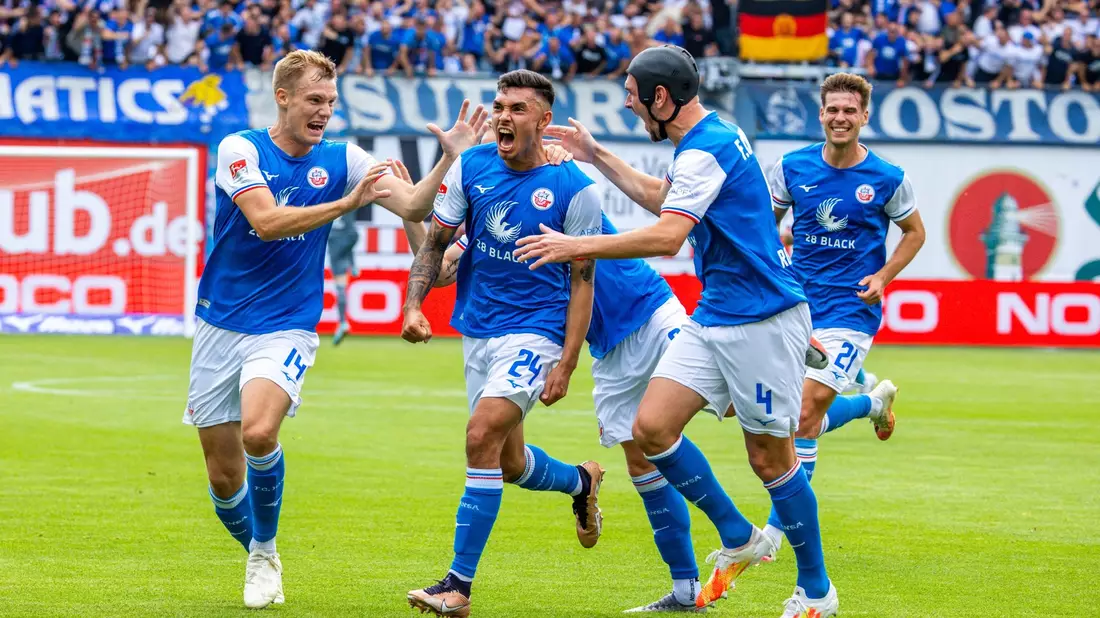 Drei Punkte konnten die Spieler von Hansa Rostock zum Auftakt gegen den 1. FC Nürnberg bejubeln. - Bild: Jens Büttner/dpa
