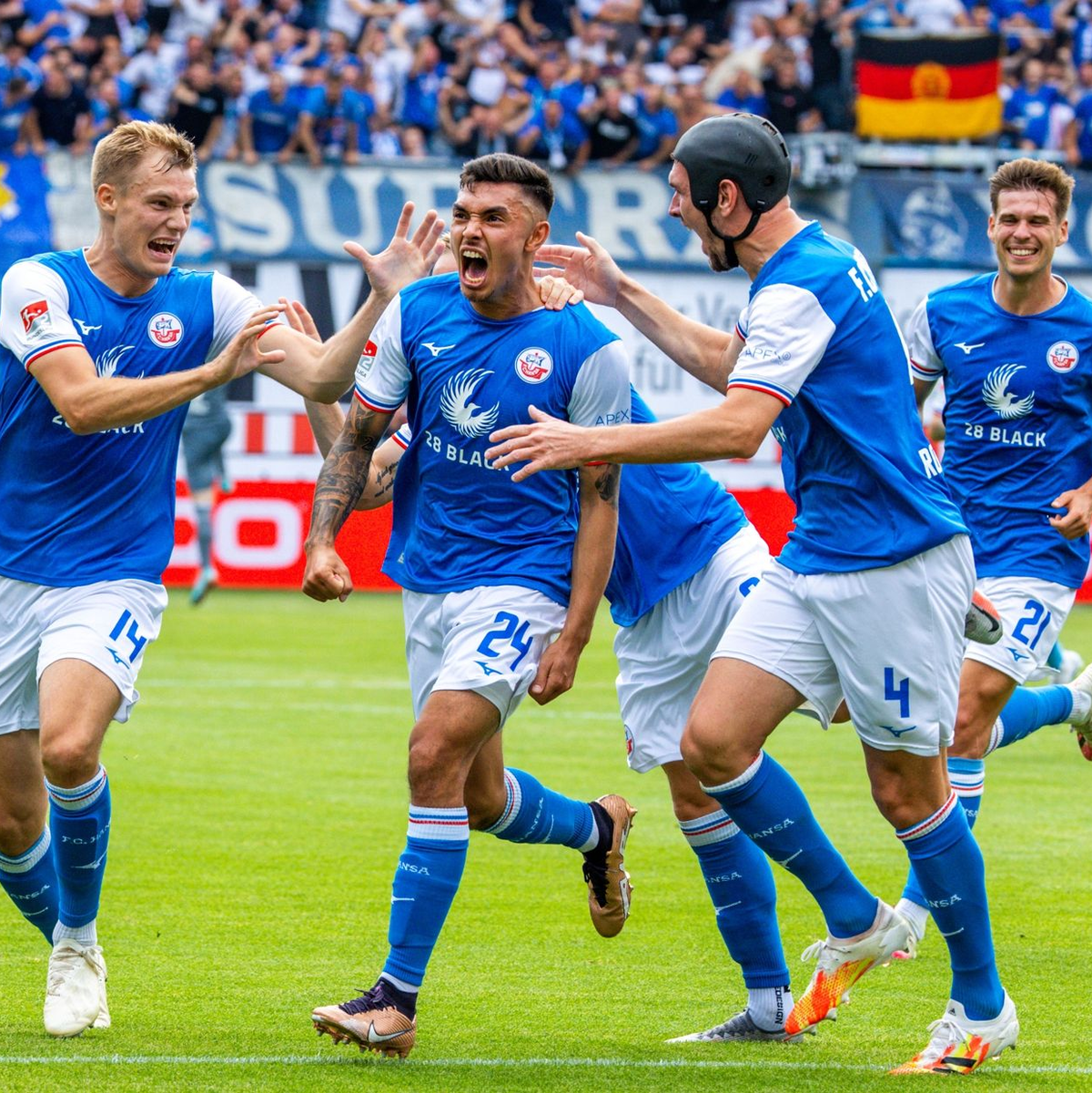 Drei Punkte konnten die Spieler von Hansa Rostock zum Auftakt gegen den 1. FC Nürnberg bejubeln. - Foto: Jens Büttner/dpa