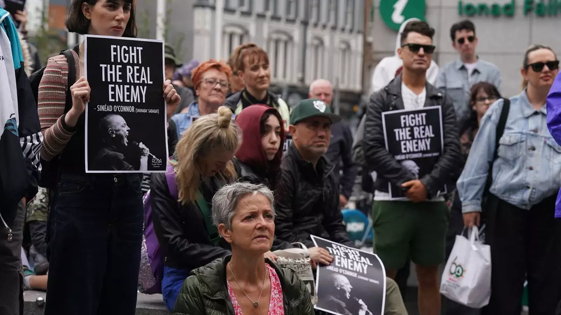 Fans beim Gedenken zum Gedenken an die verstorbene Sängerin Sinéad O'Connor in Dublin. - Bild: Brian Lawless/PA Wire/dpa