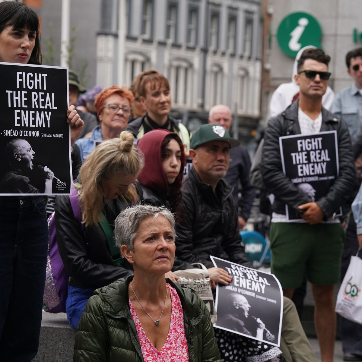 Fans beim Gedenken zum Gedenken an die verstorbene Sängerin Sinéad O'Connor in Dublin. - Foto: Brian Lawless/PA Wire/dpa