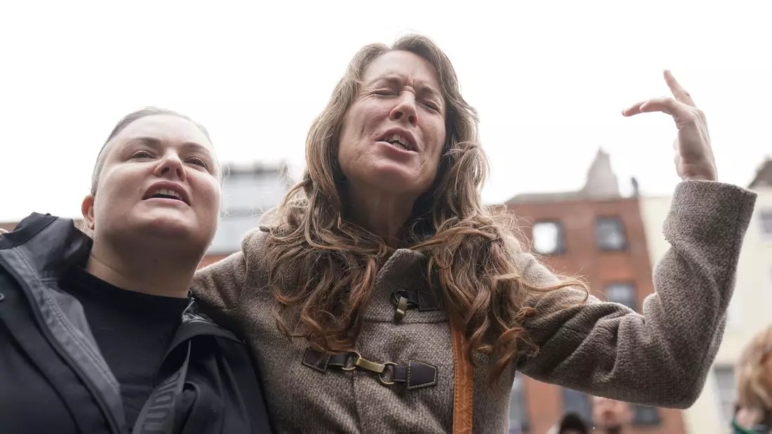 Fans singen zum Gedenken an die verstorbene Sängerin Sinead O'Connor in Dublin. - Bild: Brian Lawless/PA Wire/dpa