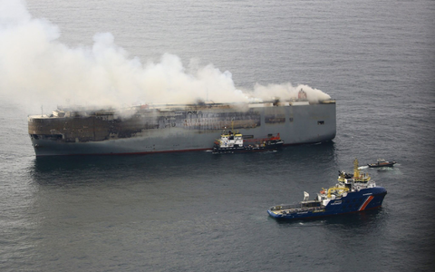 Der Autofrachter «Fremantle Highway» in der Nordsee. - Foto: Flugzeug der Küstenwache/Küstenwache der Niederlande/dpa