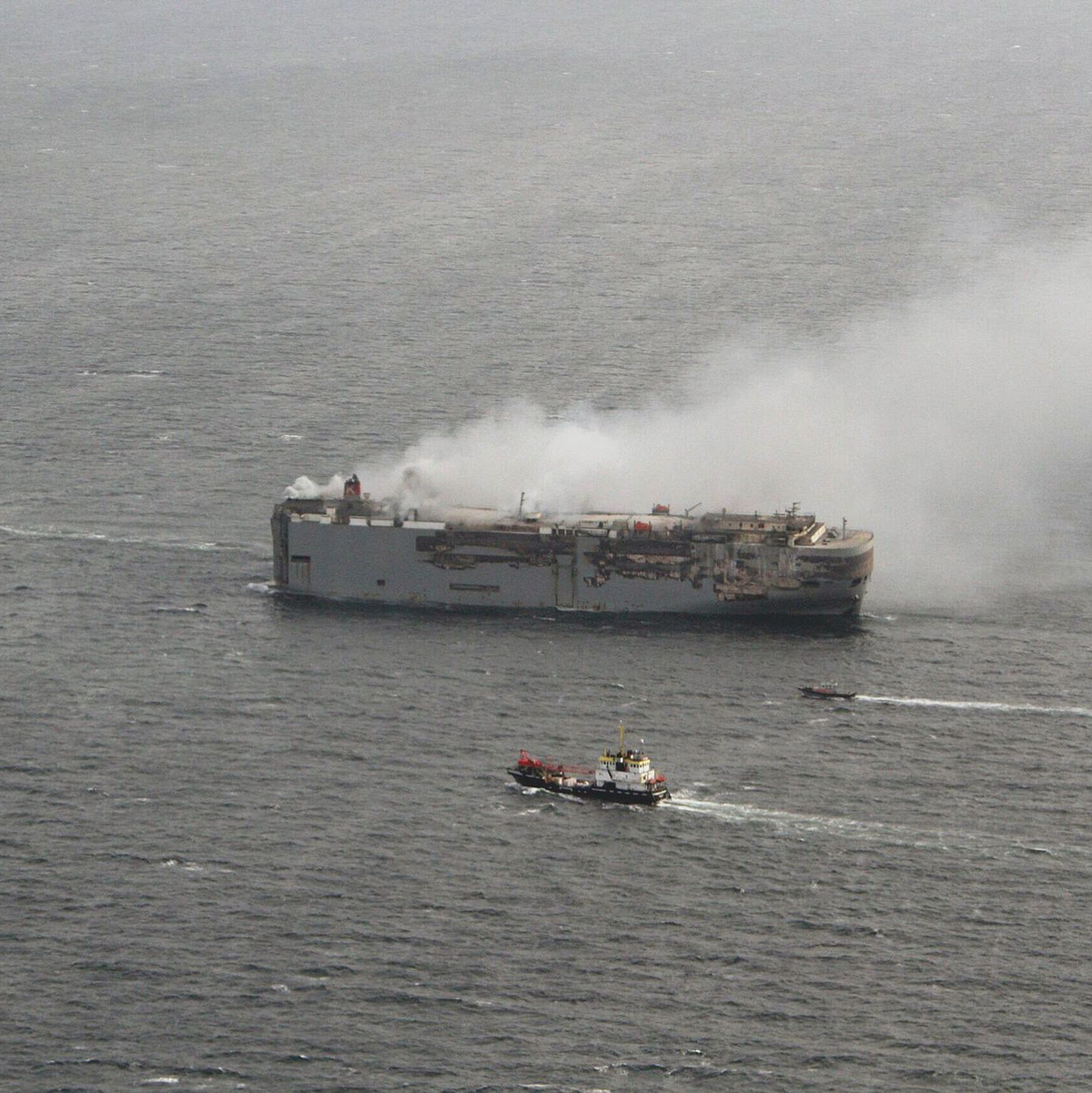 Rettungskräfte haben damit begonnen, den brennenden Autofrachter «Fremantle Highway» vor der niederländischen Küste wegzuschleppen. - Foto: Flugzeug der Küstenwache/Küstenwache der Niederlande/dpa