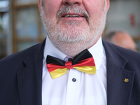 Ein Delegierter der AfD- Europawahlversammlung trägt eine Fliege in den deutschen Nationalfarben schwarz-rot-gold. - Foto: Sebastian Willnow/dpa