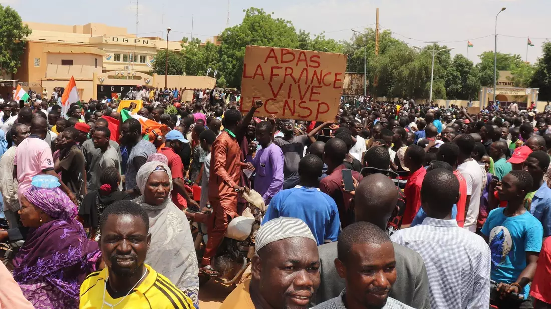 Demonstranten nehmen kurz nach dem Putsch Ende Juli in Nigers Hauptstadt Niamey an einem Marsch zur Unterstützung der Militärjunta teil. - Bild: Djibo Issifou/dpa