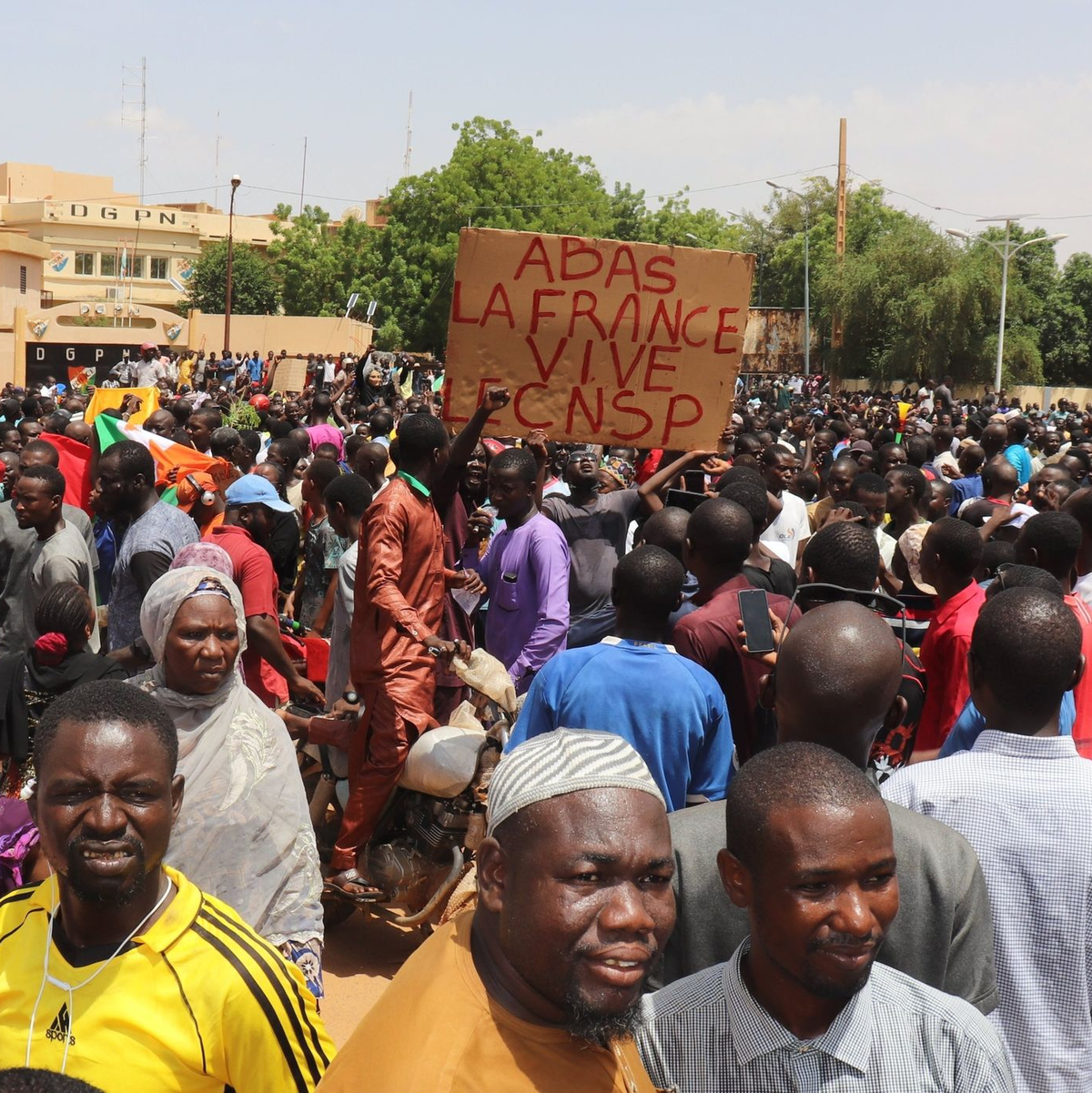 Demonstranten nehmen an einem Marsch zur Unterstützung der Putschisten in der Hauptstadt Niamey teil. - Foto: Djibo Issifou/dpa