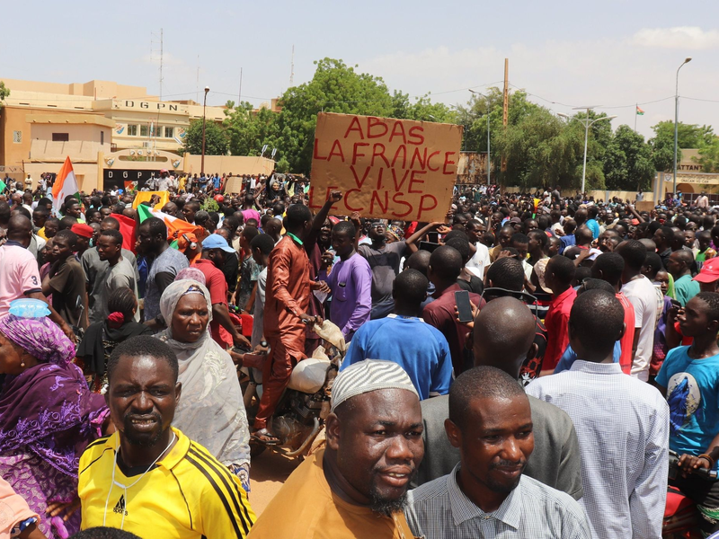 Demonstranten nehmen kurz nach dem Putsch Ende Juli in Nigers Hauptstadt Niamey an einem Marsch zur Unterstützung der Militärjunta teil. - Foto: Djibo Issifou/dpa