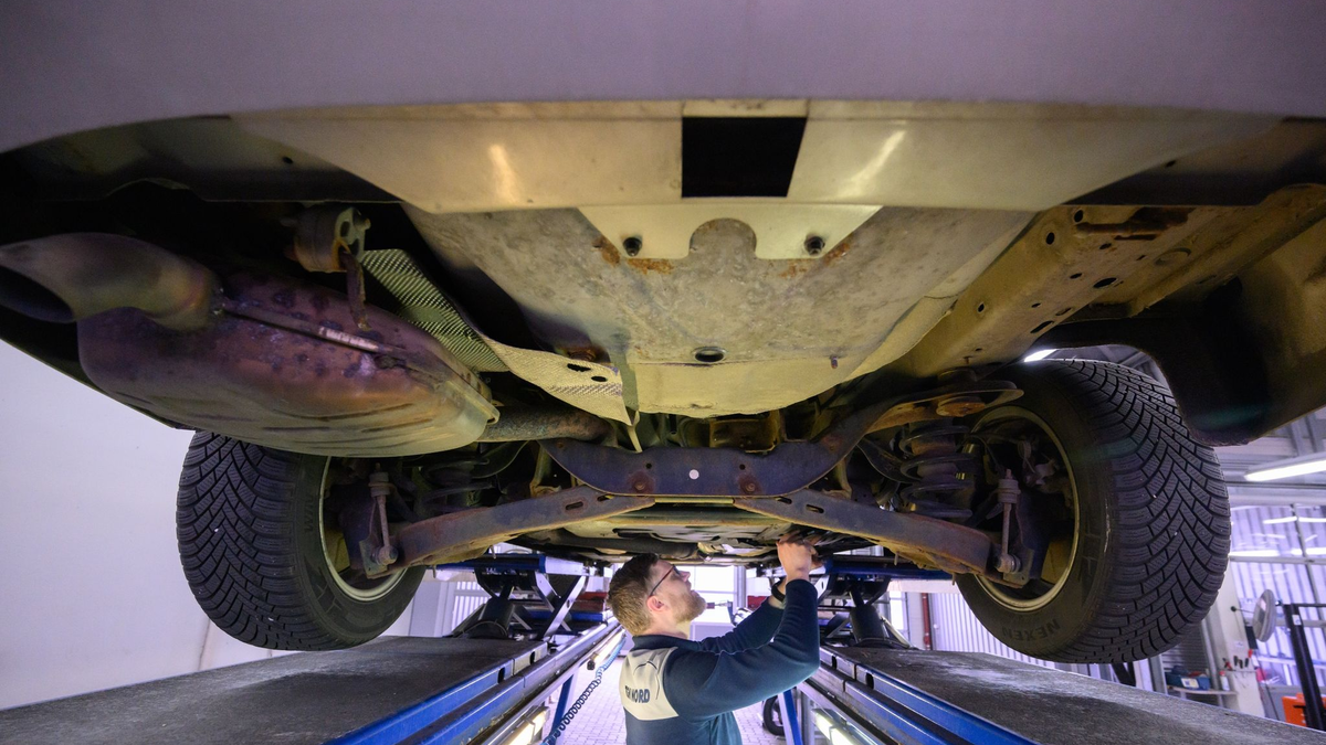 Ein Sachverständiger vom TÜV-Nord überprüft bei einer Hauptuntersuchung in Hannover einen Pkw. - Foto: Julian Stratenschulte/dpa