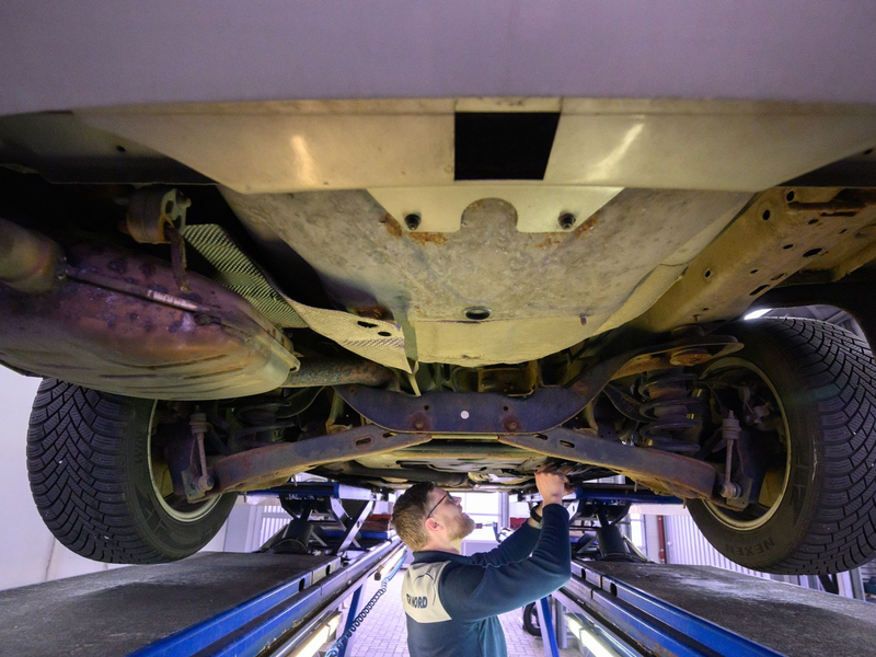 Mehr als jeder fünfte Wagen wies bei der Hauptuntersuchung zuletzt erhebliche oder sogar gefährliche Mängel auf. (Archivbild)h - Foto: Julian Stratenschulte/dpa