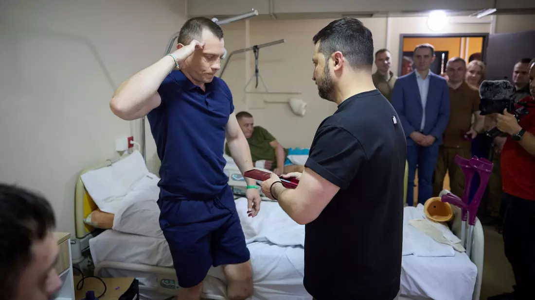 Präsident Selenskyj (r) überreicht während eines Besuchs in einem Zentrum für Rehabilitationsmedizin in Iwano-Frankiwsk einen Militärorden an einen verwundeten Soldaten. - Bild: Pool /Ukrainian Presidentia/Planet Pix via ZUMA Press Wire/dpa