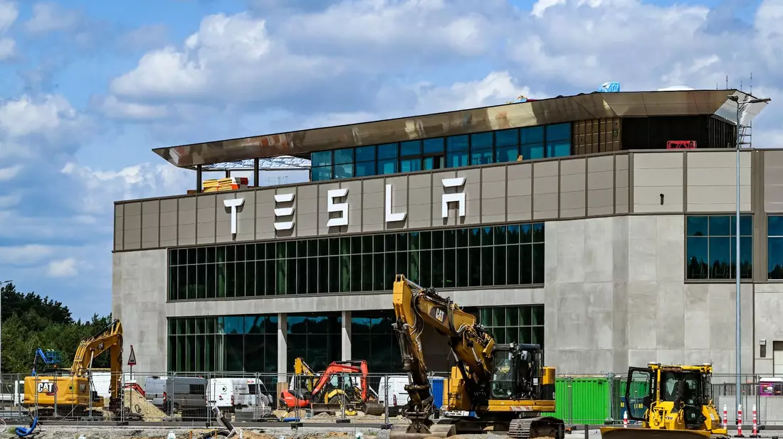Blick auf die Tesla-Gigafactory in Grünheide bei Berlin. - Bild: Jens Kalaene/dpa