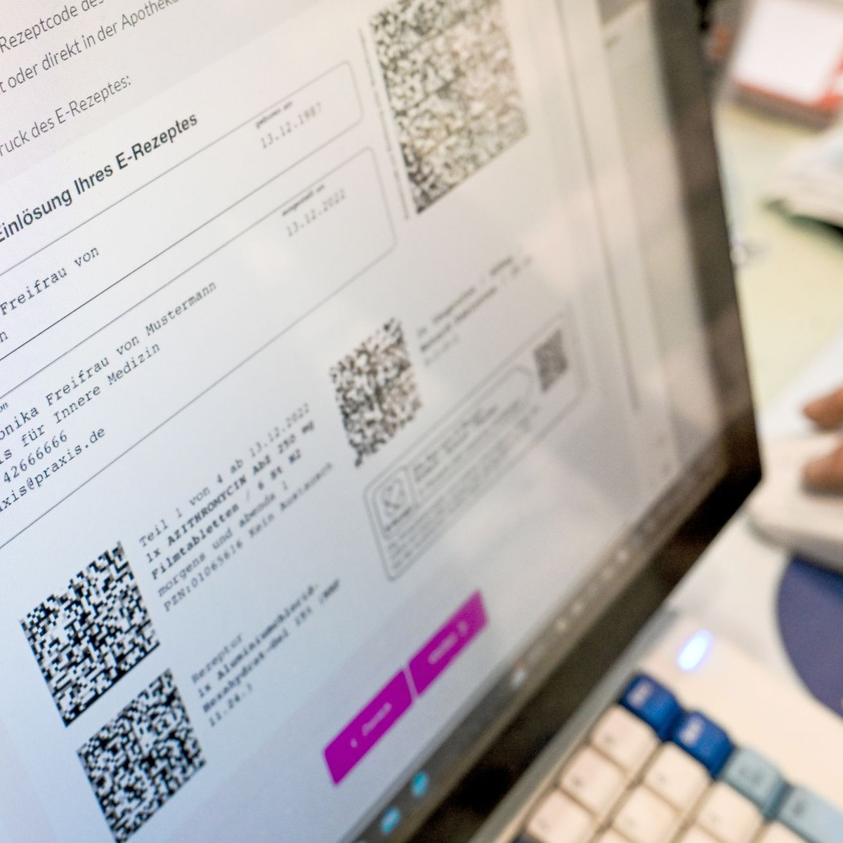 E-Rezepte sollen Anfang 2024 zum Standard und für die Praxen verpflichtend werden. - Foto: Jens Kalaene/dpa
