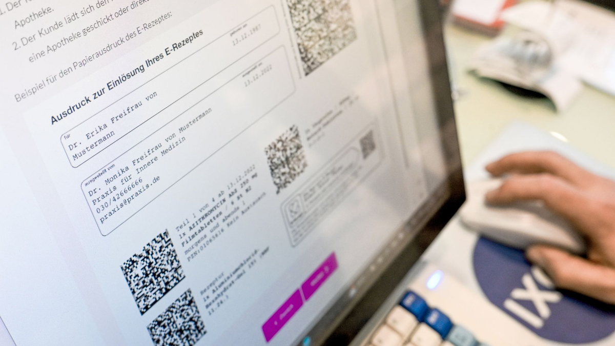 E-Rezepte sollen Anfang 2024 zum Standard und für die Praxen verpflichtend werden. - Foto: Jens Kalaene/dpa