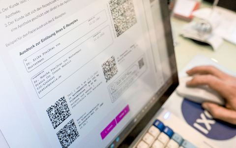 Hier können Rezepte gespeichert werden: Elektronische Gesundheitskarte. (Archivbild) - Foto: Jens Kalaene/dpa