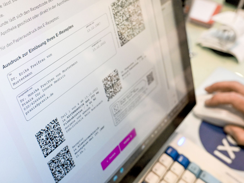 Hier können Rezepte gespeichert werden: Elektronische Gesundheitskarte. (Archivbild) - Foto: Jens Kalaene/dpa