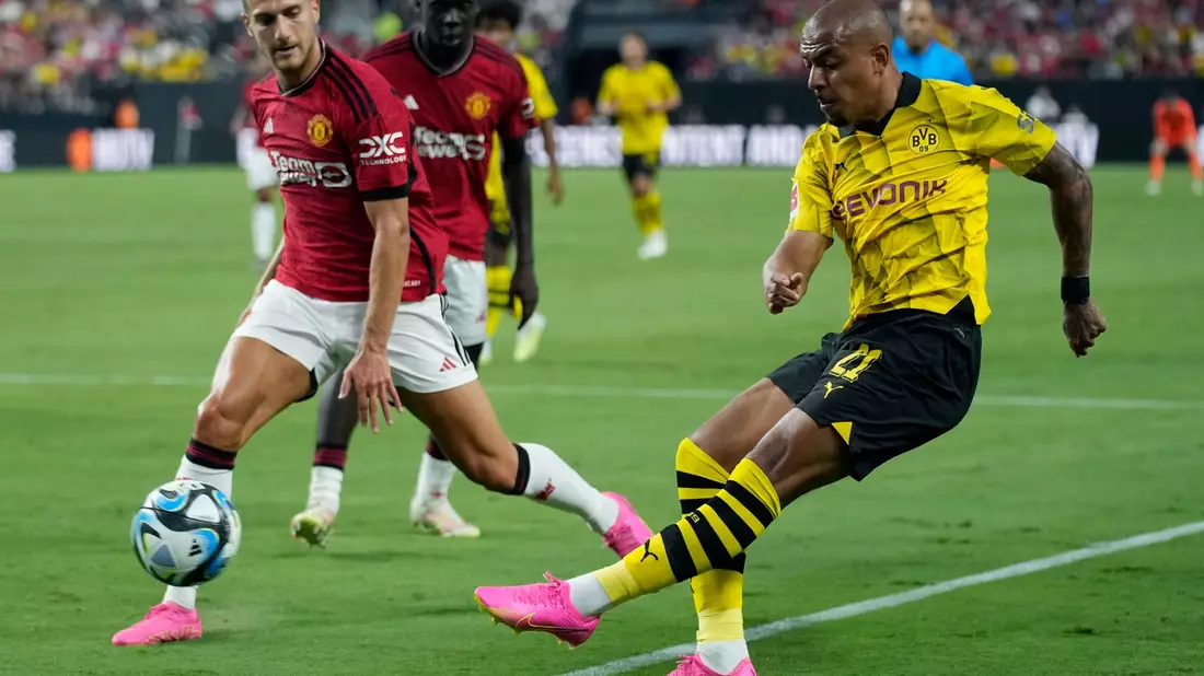 Borussia Dortmunds Donyell Malen in Aktion. - Bild: John Locher/AP