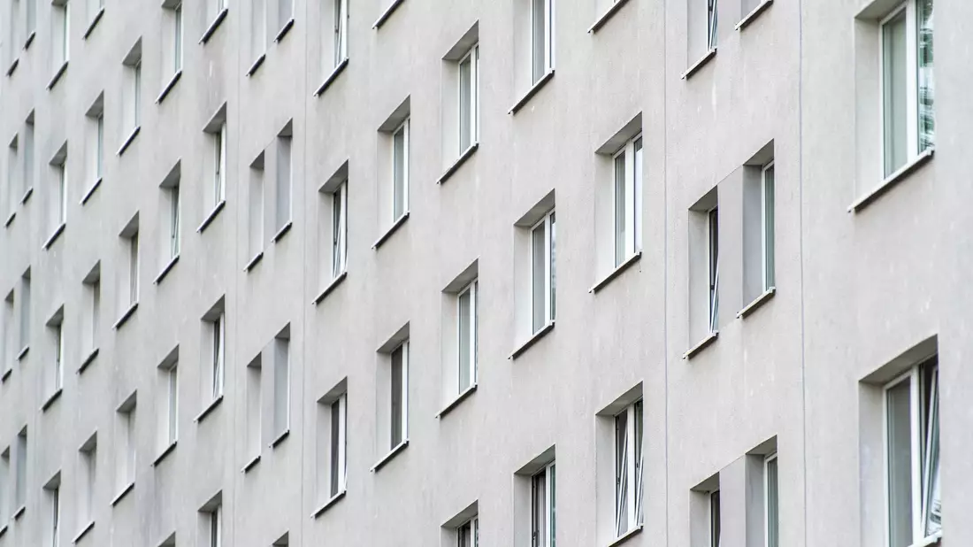 Bewilligt wurde 2022 der Bau von 22.545 Sozialwohnungen. Die Koalition hatte angekündigt, jedes Jahr für 100.000 neue Sozialwohnungen sorgen zu wollen. - Bild: Christophe Gateau/dpa