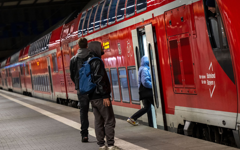Reisende im Hauptbahnhof MĂŒnchen vor einer Regionalbahn. Die Mitglieder der Eisenbahn- und Verkehrsgewerkschaft (EVG) stimmen im August darĂŒber ab, ob es zu einem Tarifabschluss mit der Deutschen Bahn kommt oder zu unbefristeten Streiks. - Foto: Peter Kneffel/dpa Reisende im Hauptbahnhof MĂŒnchen vor einer Regionalbahn. Die Mitglieder der Eisenbahn- und Verkehrsgewerkschaft (EVG) stimmen im August darĂŒber ab, ob es zu einem Tarifabschluss mit der Deutschen Bahn kommt oder zu unbefristeten Streiks. - Foto: Peter Kneffel/dpa