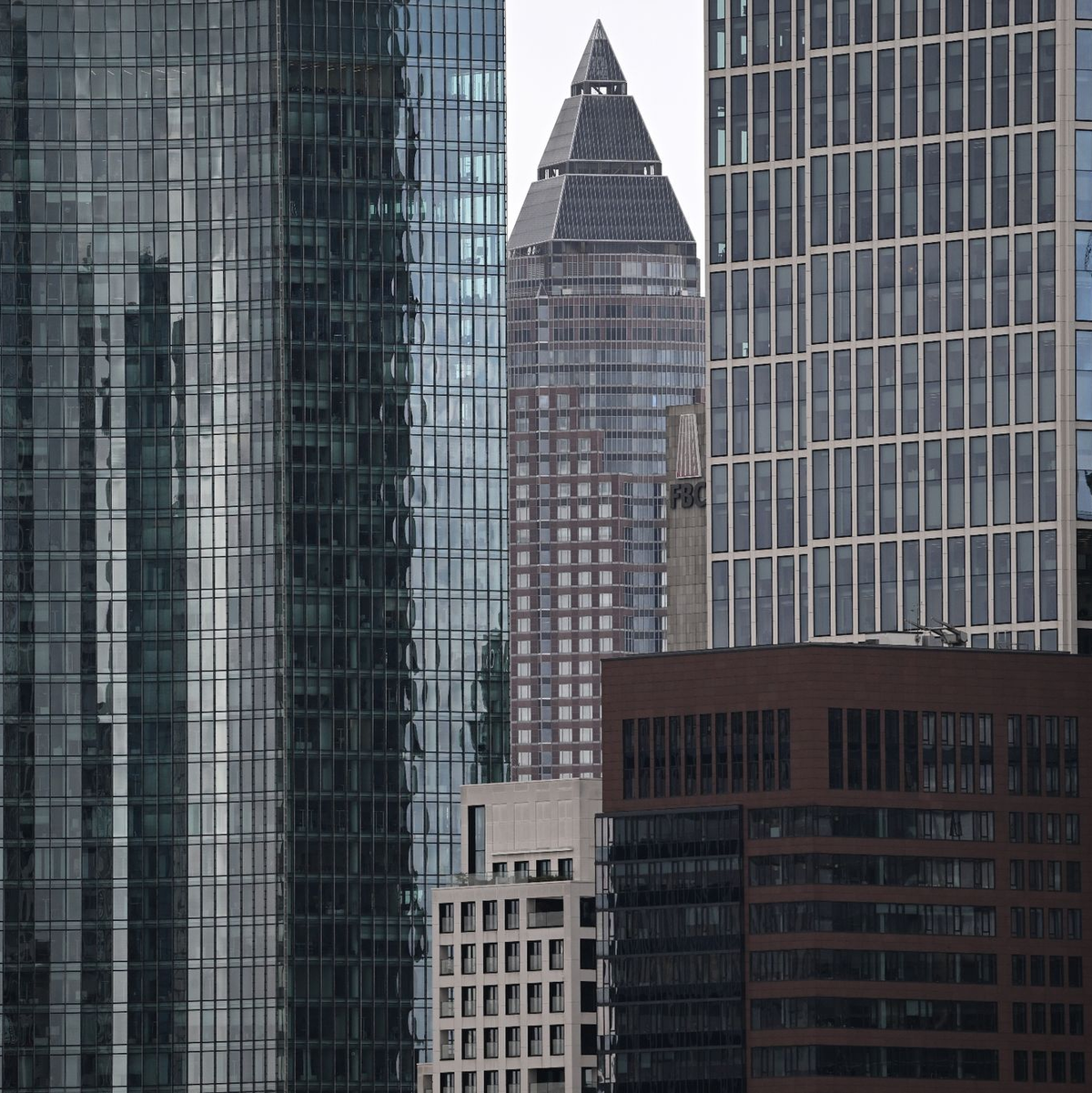 Gleich vier Gebäude in Frankfurt am Main haben eine eigene Postleitzahl - darunter der Messeturm. - Foto: Arne Dedert/dpa