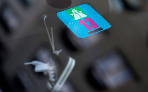 Ab August können E-Vignetten für Schweizer Autobahnen online gekauft werden. - Foto: Peter Schneider/KEYSTONE/dpa