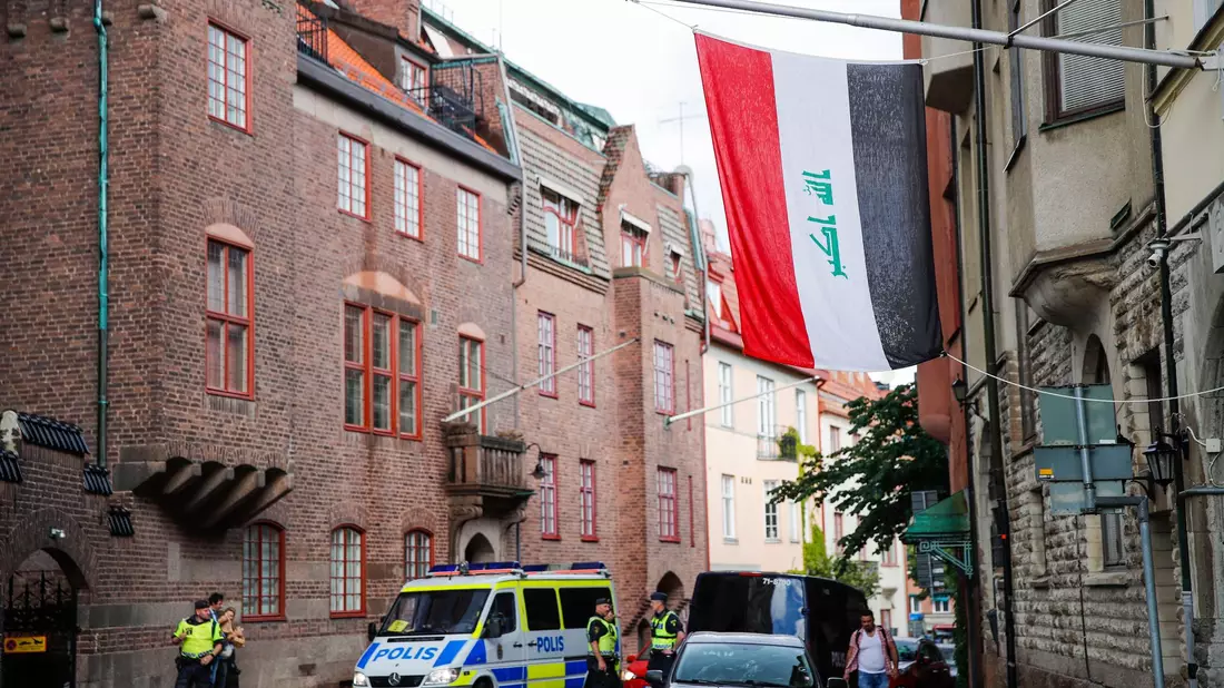 Polizisten treffen in Stockholm Vorbereitung für eine Demonstration vor der irakischen Botschaft, bei der mutmaßliche ein Koran und eine irakische Flagge verbrannt werden soll. - Bild: Caisa Rasmussen/TT/TT NEWS AGENCY/AP/dpa