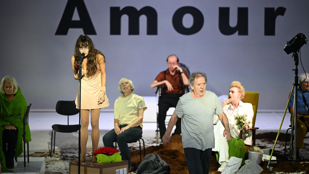 Katharina Bach (l) und Andre Jung (2.v.r) während der Fotoprobe zum Schauspiel «Liebe (Amour)» nach Michael Haneke. - Foto: Barbara Gindl/APA/dpa