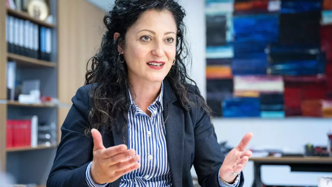Die Berliner Integrationssenatorin Cansel Kiziltepe (SPD) im Gespräch mit der dpa. - Bild: Hannes P. Albert/dpa