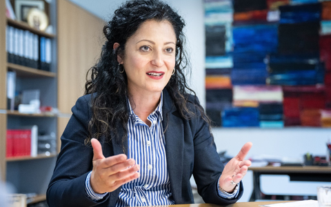 Die Berliner Integrationssenatorin Cansel Kiziltepe (SPD) im Gespräch mit der dpa. - Foto: Hannes P. Albert/dpa