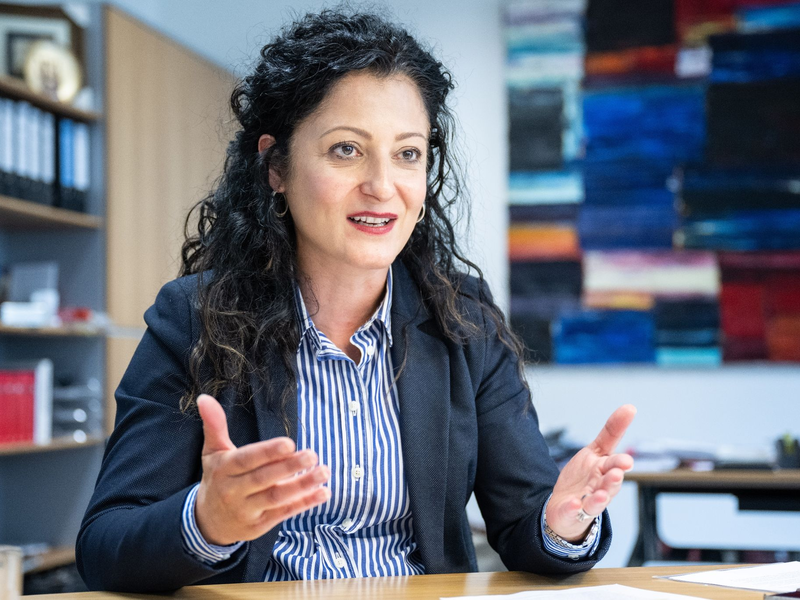 Die Berliner Integrationssenatorin Cansel Kiziltepe (SPD) im Gespräch mit der dpa. - Foto: Hannes P. Albert/dpa