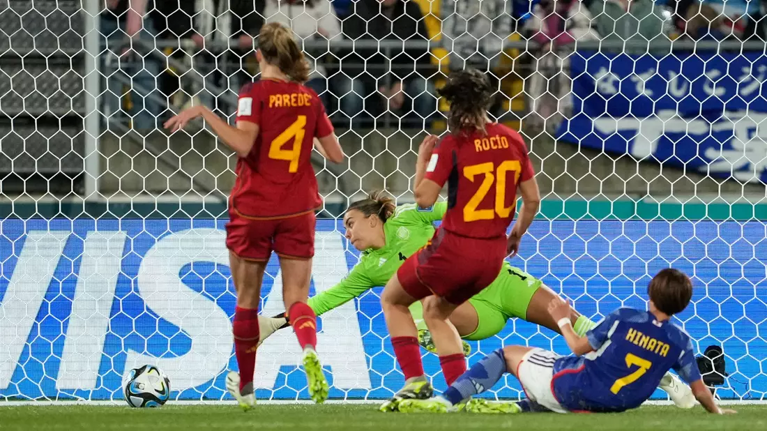 Japans Hinata Miyazawa (r) erzielt das erste Tor ihrer Mannschaft. - Bild: John Cowpland/AP/dpa
