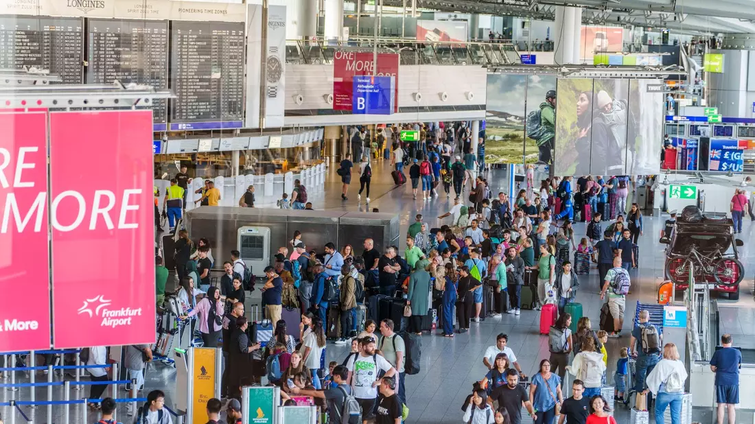 Reisende am Flughafen Frankfurt: Die Fraport AG hat neue Zahlen zum Flugverkehr vorgelegt. - Bild: Andreas Arnold/dpa