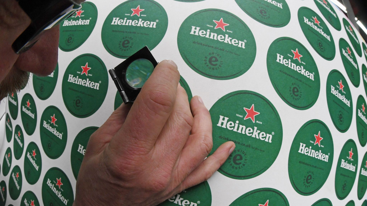 Bierdeckel für Heineken: Der Bierbrauer ist mit den derzeitigen Absatzzahlen nicht zufrieden. - Foto: Uli Deck/dpa
