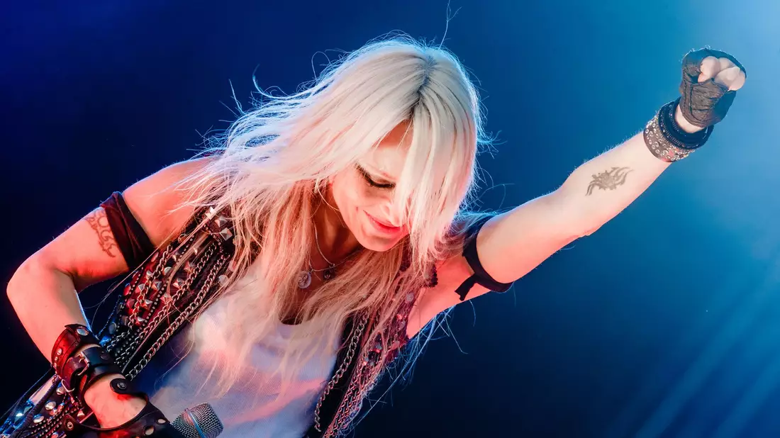 Vor 40 Jahren betrat Doro Pesch erstmals als Sängerin der Band Warlock in Düsseldorf die Bühne. - Bild: Markus Scholz/dpa