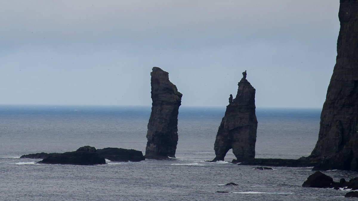 Die Naturdenkmäler Risin und Kellingin, zwei große Steinsäulen auf den Färöer-Inseln im Nordatlantik. - Foto: picture alliance / dpa