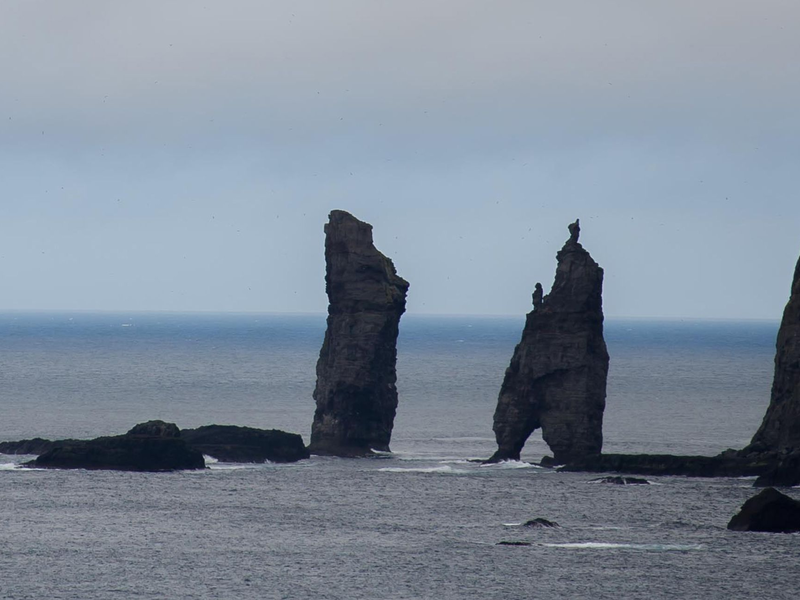 Die NaturdenkmĂ€ler Risin und Kellingin, zwei groĂe SteinsĂ€ulen auf den FĂ€röer-Inseln im Nordatlantik. - Foto: picture alliance / dpa