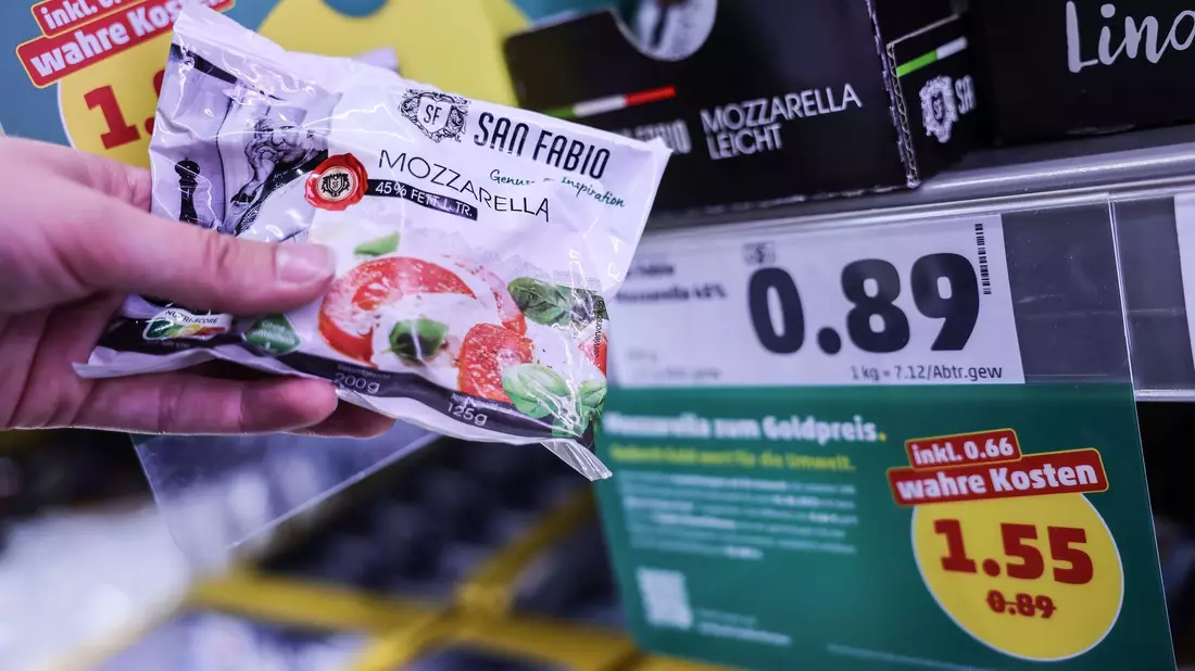 Der Discounter Penny bietet in der Aktionswoche neun Produkte mit Preisen an, die auch  verdeckte Kosten bei der Produktion berücksichtigen. - Bild: Oliver Berg/dpa