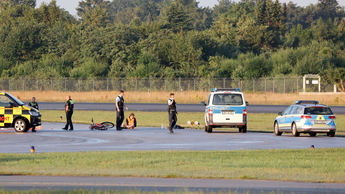 Klimaaktivisten am 13. Juli auf einem Rollfeld des Hamburger Flughafens. - Foto: Bodo Marks/dpa
