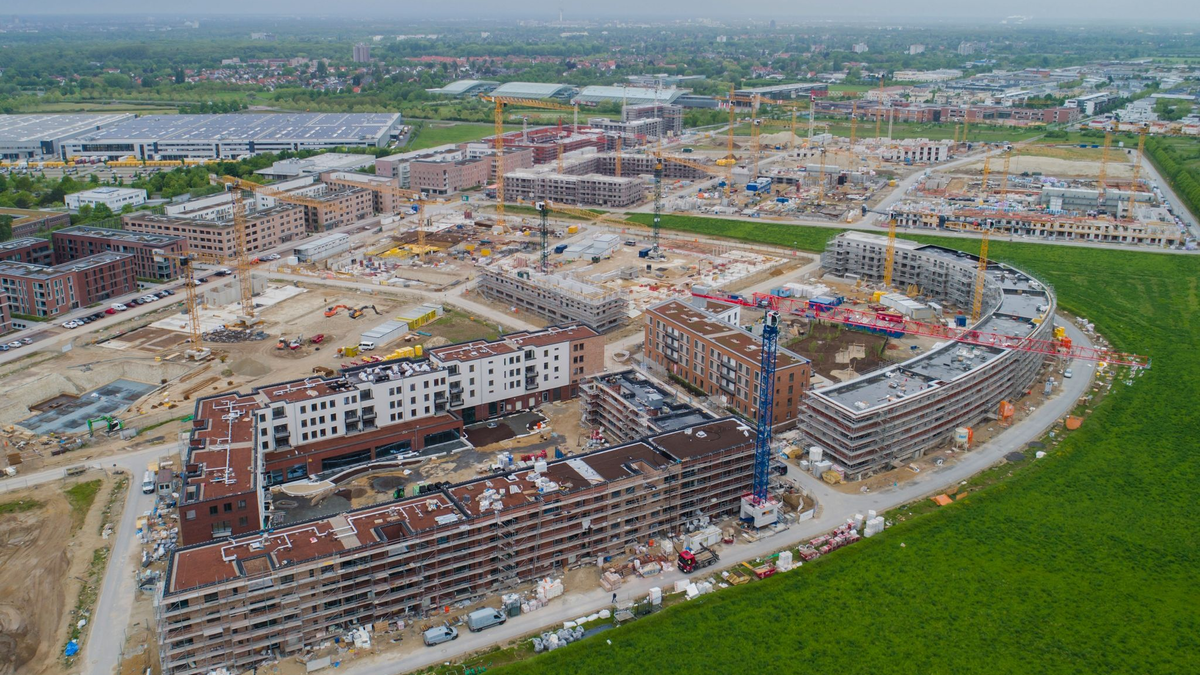 Mehrfamilienhäuser entstehen in Kronsrode bei Hannover: Immobilien werden noch einmal teurer. - Foto: Julian Stratenschulte/dpa