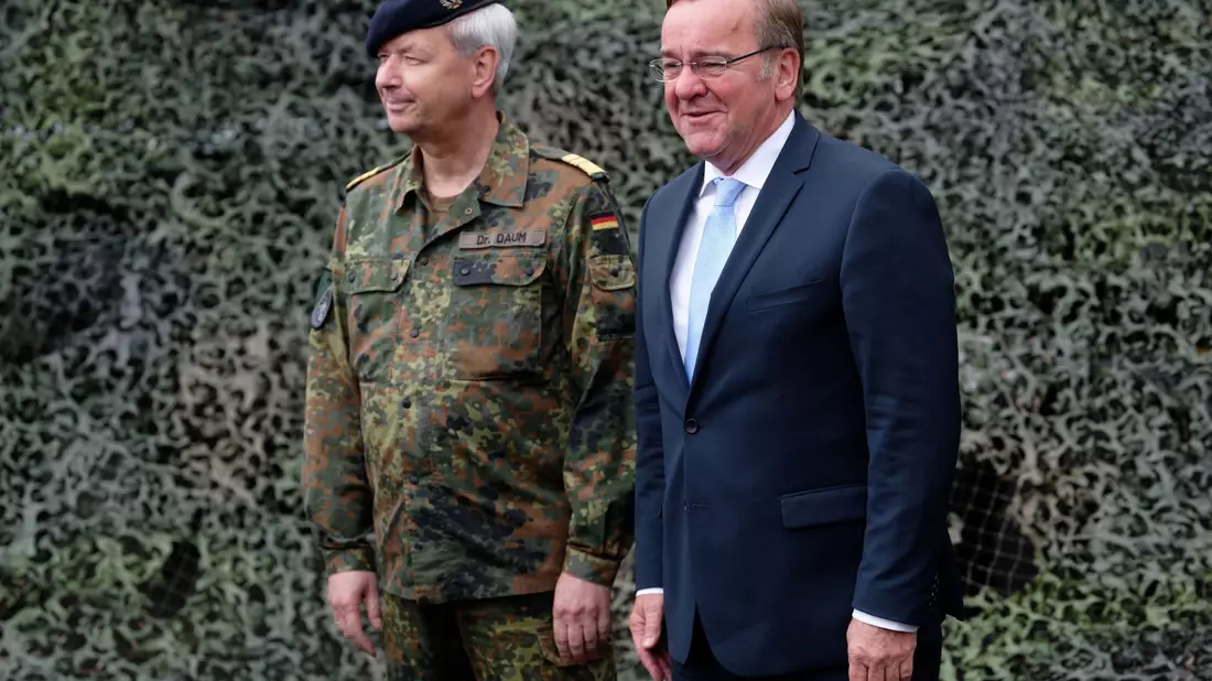 Verteidigungsminister Boris Pistorius steht bei seinem Antrittsbesuchs beim Kommando Cyber- und Informationsraum in Rheinbach neben Vizeadmiral Thomas Daum (l). - Bild: Henning Kaiser/dpa