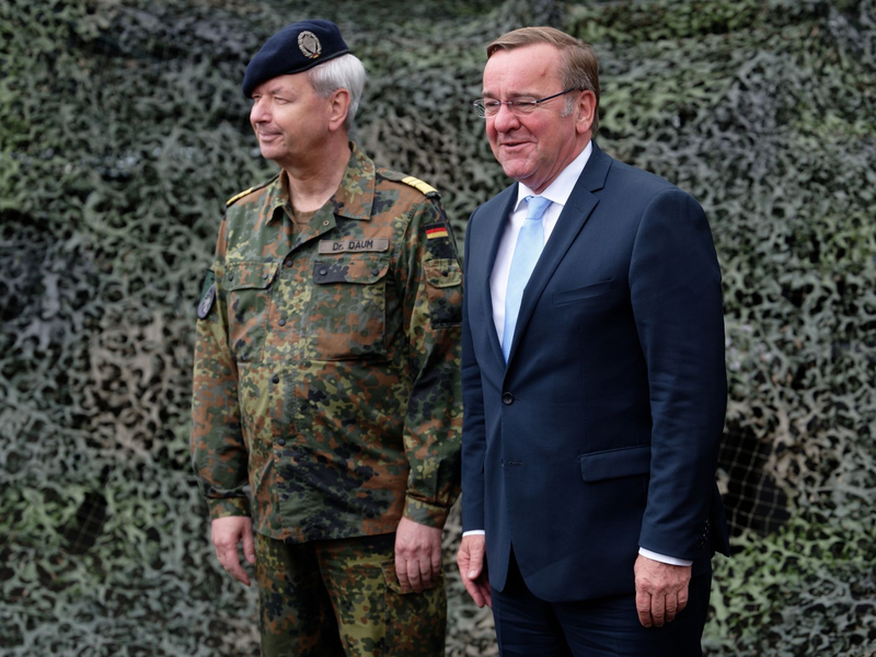 Verteidigungsminister Boris Pistorius steht bei seinem Antrittsbesuchs beim Kommando Cyber- und Informationsraum in Rheinbach neben Vizeadmiral Thomas Daum (l). - Foto: Henning Kaiser/dpa