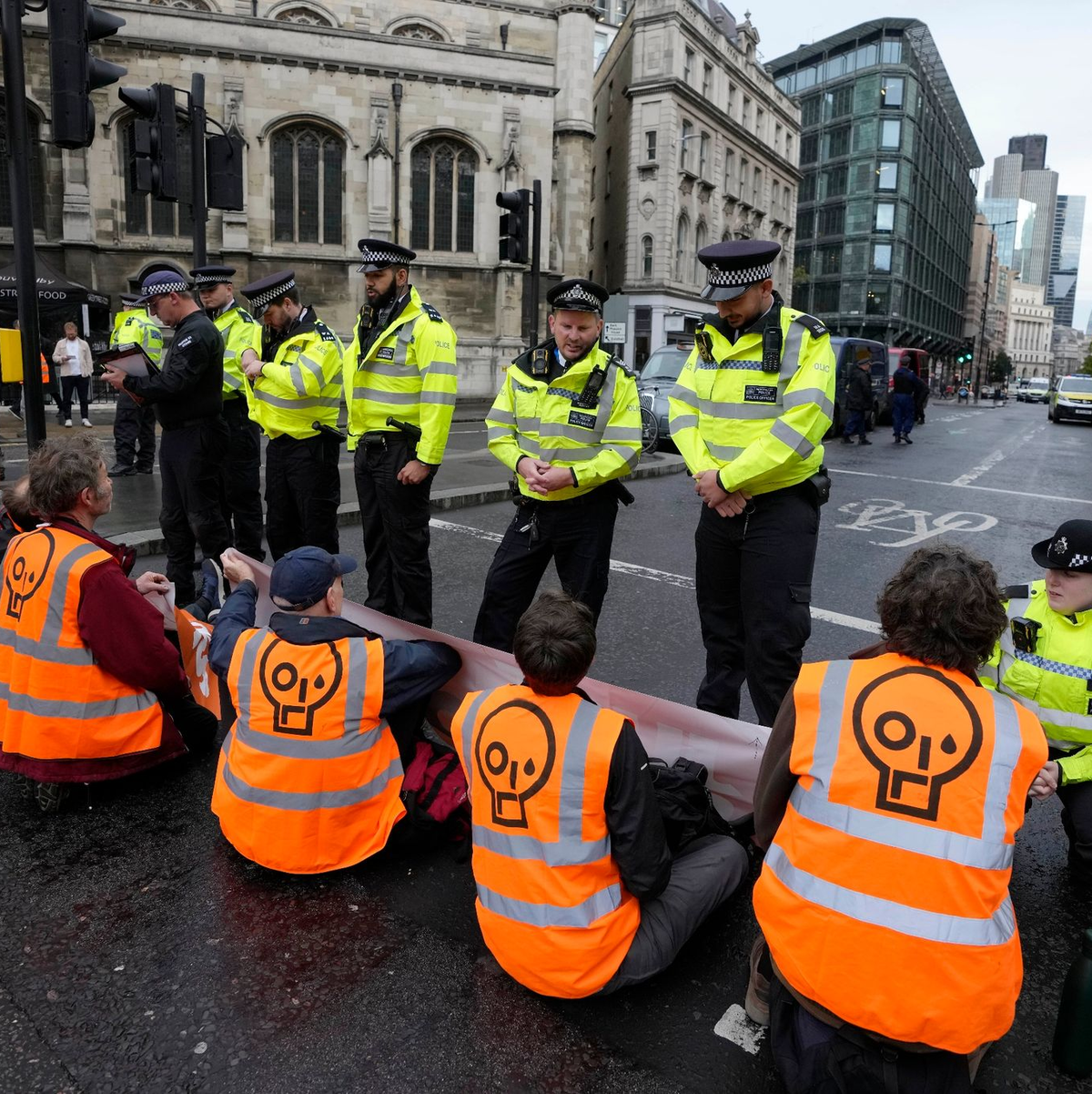 Protestaktion: Aktivisten der Gruppe «Just Stop Oil» blockieren im Herbst 2022 eine Straße in London und fordern, zukünftige Gas- und Ölprojekte zu stoppen. - Foto: Kirsty Wigglesworth/AP/dpa