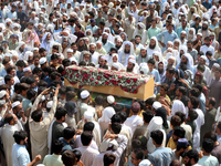 Trauernde nehmen in Bajur an der Beerdigung von Opfern der Bombenexplosion teil. - Foto: Mohammad Sajjad/AP/dpa