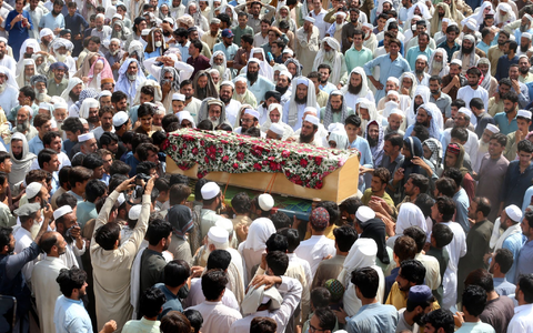 Trauernde nehmen in Bajur an der Beerdigung von Opfern der Bombenexplosion teil. - Foto: Mohammad Sajjad/AP/dpa